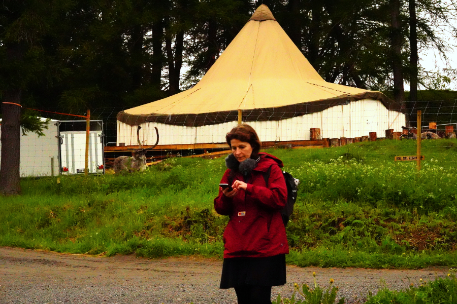 Jane vor dem Lavvo Jane vor dem Lavvo