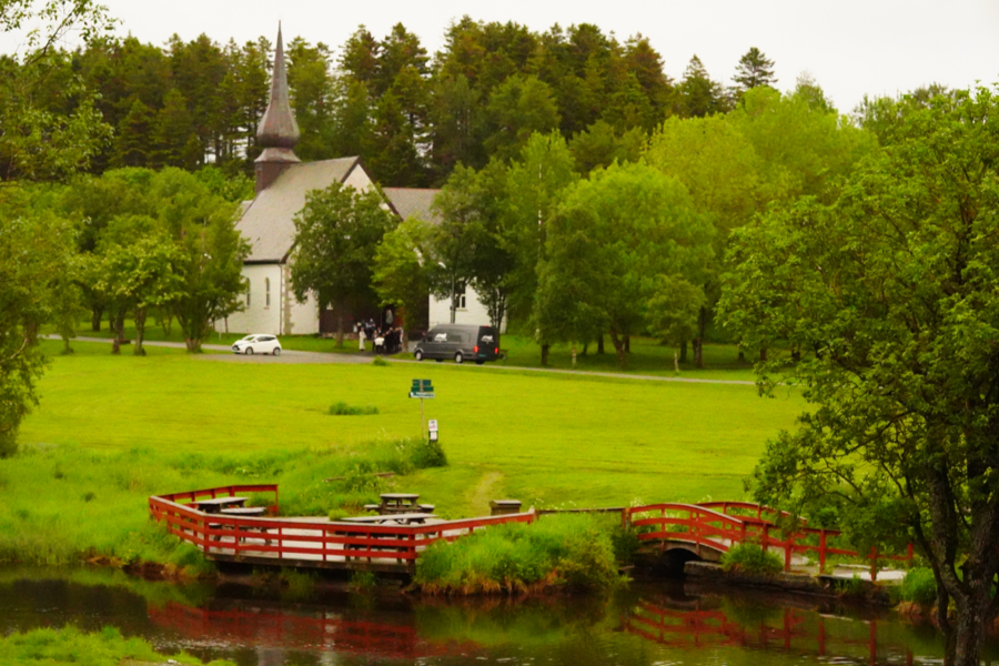 Kirche mit Teichlandschaft Kirche mit idyllische Teichlandschaft