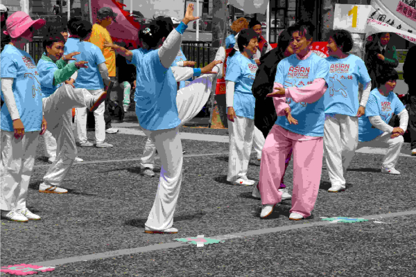 Frauen machen tai chi bei Asian Parcific Heritage Month in San Francisco