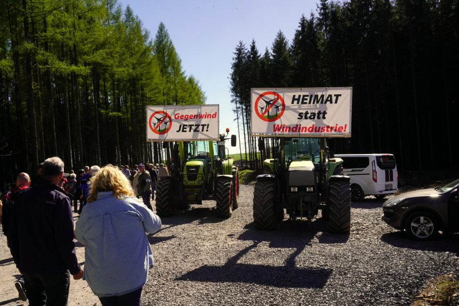 Eine Antiwindkraftdemo in Thüringen. Zwei Traktoren mit Plakaten