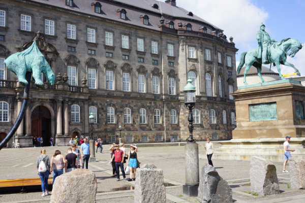 Skulptur mit Eisbär vor dem dänischen Parlament