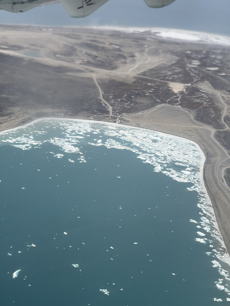 Im Flieger über Igloolik Foto aus dem Flieger. Igloolik von oben