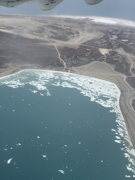 Foto aus dem Flieger. Igloolik von oben