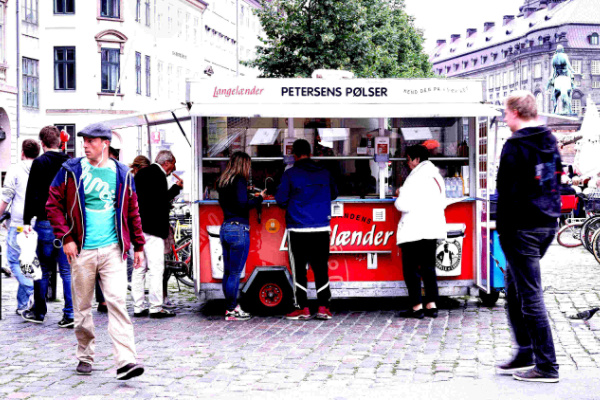 Menschen vor einer Wurstbude in Kopenhagen