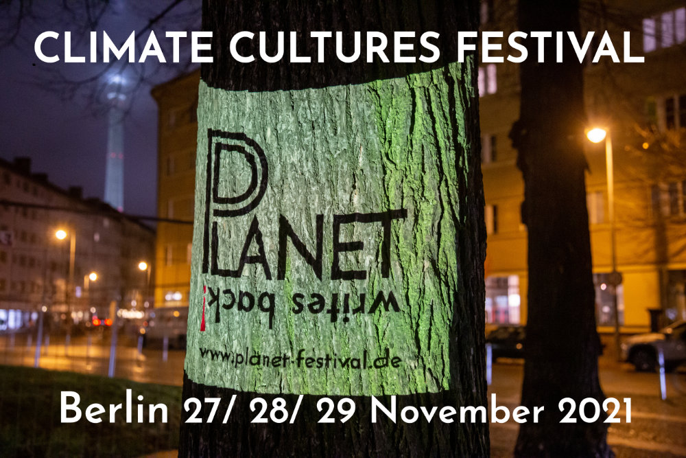 Planet Writes Back! wird auf einen Baum projiziert.