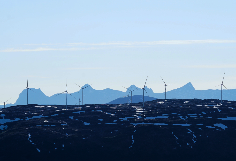 Blick auf die Windturbinen des Öyfjellet Windparks